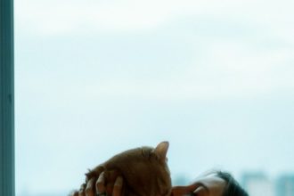 Τι σκέφτεται η γάτα σας όταν τη φιλάτε