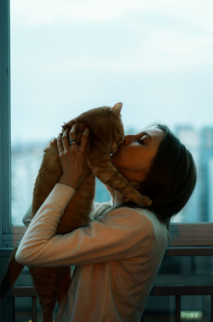 Τι σκέφτεται η γάτα σας όταν τη φιλάτε