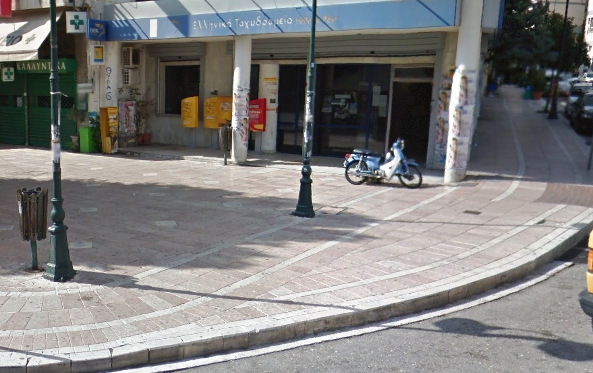 Απίστευτο - Δυτ. Ελλάδα: Επεισόδιο και αναστάτωση σε πλατεία - Τον κυνηγούσε με γρύλο!