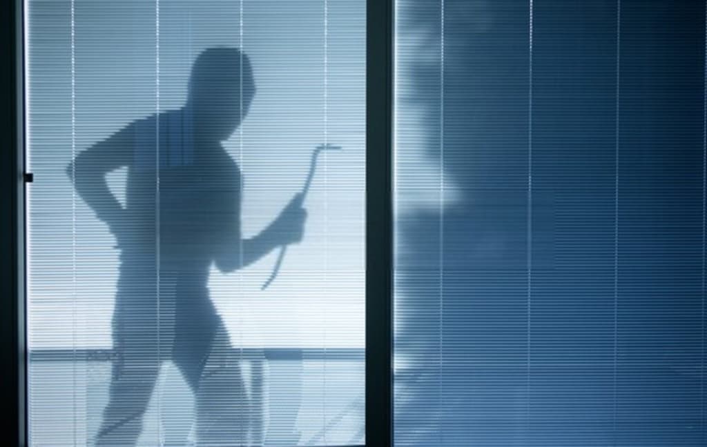 Πάτρα: Μπήκε να κλέψει με τους ενοίκους μέσα στο σπίτι - Απίστευτο θράσος νεαρού