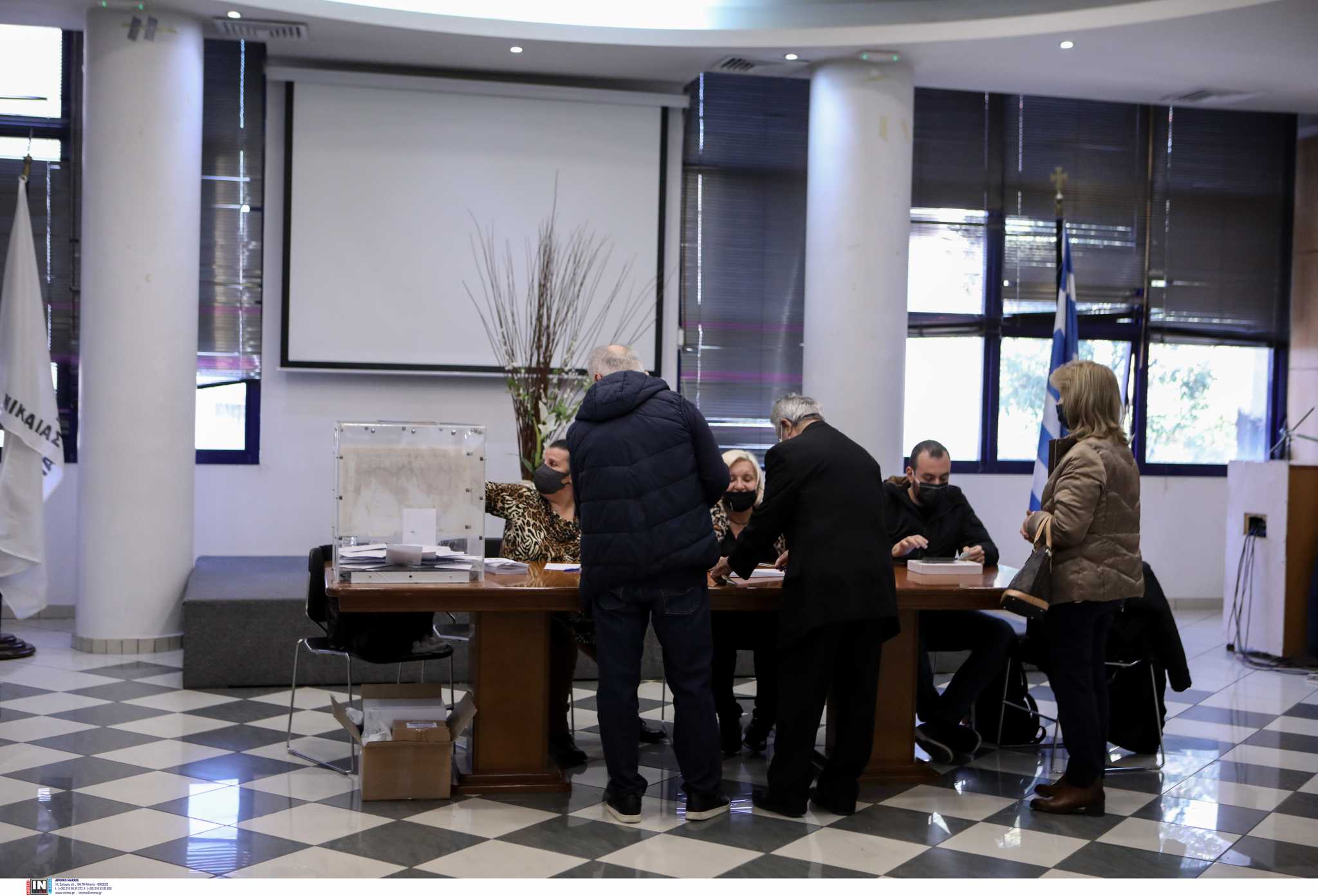 Εκπρόσωποι του Ανδρουλάκη και του Παπανδρέου πιάστηκαν στα χέρια