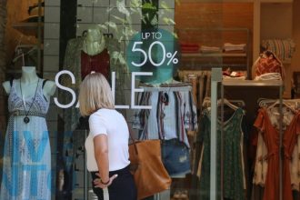 Θερινές εκπτώσεις 2025: Πώς να εντοπίσετε τις μεγάλες προσφορές και τι να προσέχετε 