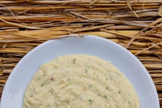 Ταραμοσαλάτα με ψωμί, πατάτα, σκόρδο, μυρωδικά και λάιμ