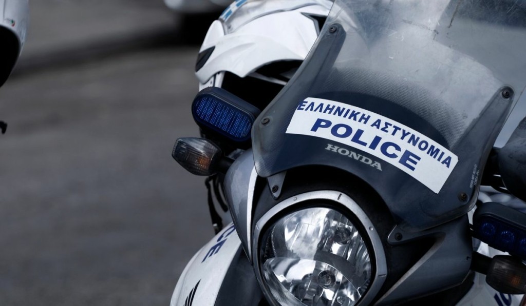 Πάτρα: 25χρονη απειλούσε να πέσει από το μπαλκόνι - Αναστάτωση στην Κωνσταντινουπόλεως