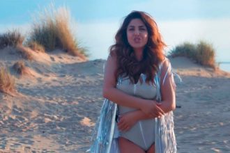 Στην παραλία της Καλογριάς γυρίστηκε το νέο video clip της Έλενας Παπαρίζου - ΒΙΝΤΕΟ