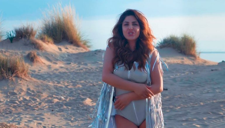 Στην παραλία της Καλογριάς γυρίστηκε το νέο video clip της Έλενας Παπαρίζου - ΒΙΝΤΕΟ