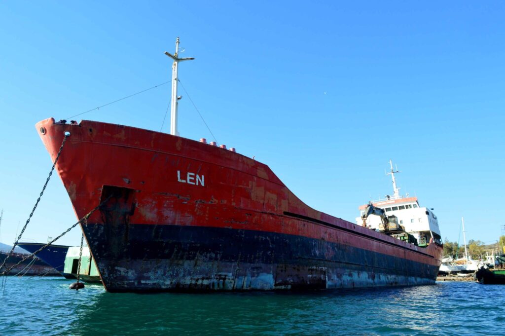 Απομακρύνθηκε άλλο ένα επικίνδυνο πλοίο από τον κόλπο της Ελευσίνας