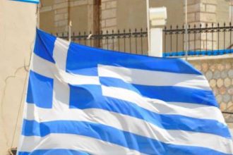 Σανταμέρι: Ανεβαίνει κάθε χρόνο στο πιο ψηλό σημείο για να αναρτήσει την Ελληνική Σημαία! ΦΩΤΟ