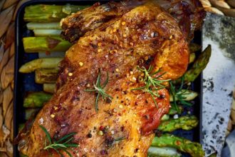 Ελληνικό αρνί λαδορίγανη, ψημένο στις κληματόβεργες