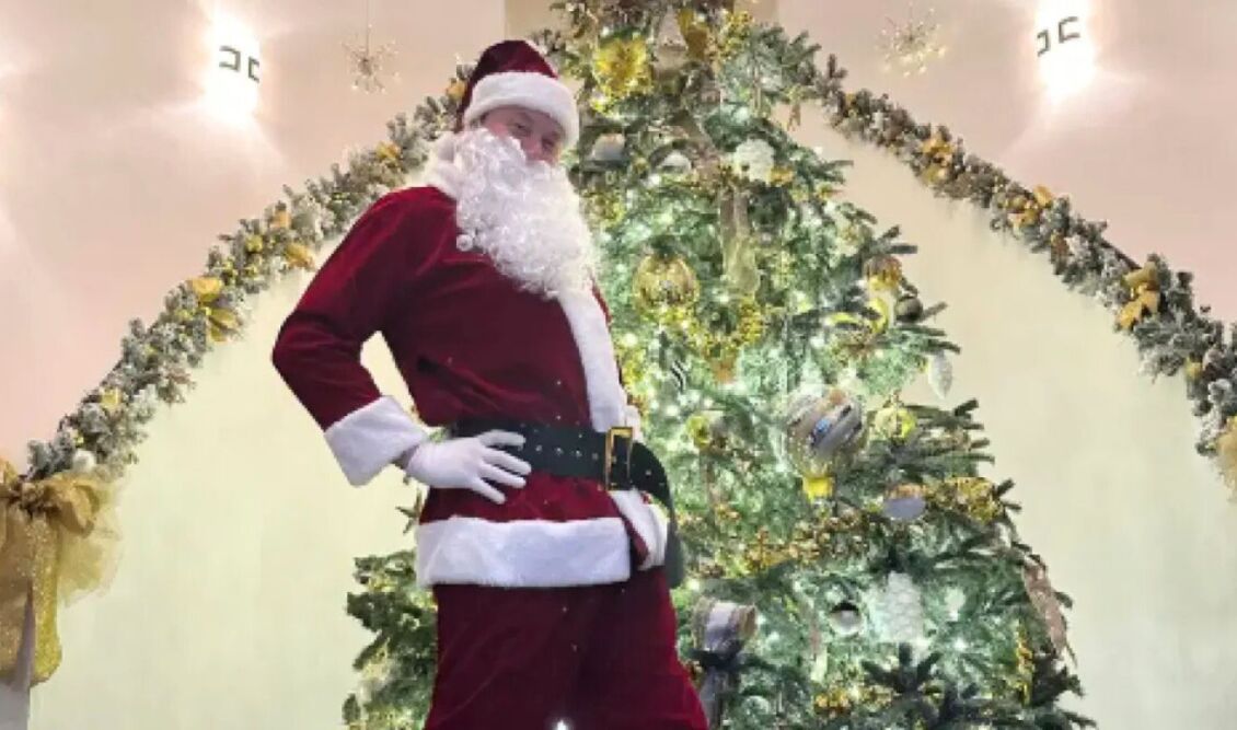 Φανερά αδυνατισμένος ο Έλον Μασκ και ντυμένος Άγιος Βασίλης αποκαλύπτει πως παίρνει χάπι για να χάνει κιλά