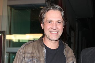 Αιμίλιος Χειλάκης: Εγώ και η Αθηνά είμαστε οικογενειακοί φίλοι με τους παιδικούς μας έρωτες