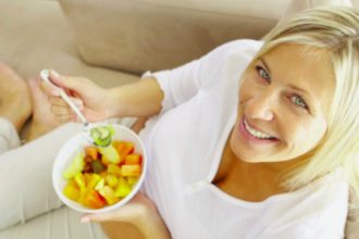 Eμμηνόπαυση: Η διατροφή που βοηθάει και τι να αποφεύγετε