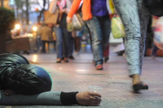 Πάτρα: Ο ''νεκρός'' στη μέση του δρόμου ζωντάνεψε ξαφνικά - Απίθανη περιπέτεια για οικογένεια!