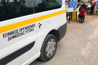 Αχαΐα: Αιρετός κυκλοφορεί με τα αποτελέσματα για τον κορονοϊό… στην τσέπη!