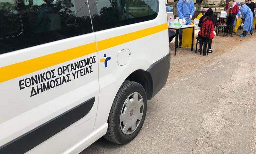 Αχαΐα: Αιρετός κυκλοφορεί με τα αποτελέσματα για τον κορονοϊό… στην τσέπη!