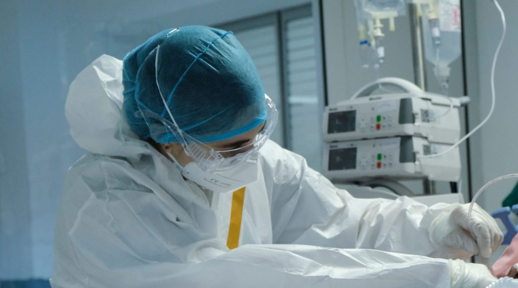 Κορονοϊός: 20 νεκροί, 10 διασωληνωμένοι και 538 νέες εισαγωγές την τελευταία εβδομάδα