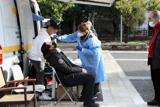 ΕΟΔΥ: 709 εισαγωγές με COVID-19 , 4 διασωληνωμένοι και 28 θάνατοι
