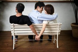 Γιατί τόσο πολλοί διατηρούν παράλληλες σχέσεις ως «καβάντζες»;