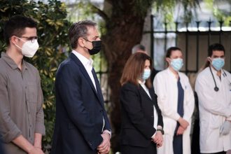 Στο παρεκκλήσι του «Ιπποκρατείου» για τη Ακολουθία του Επιταφίου ο Μητσοτάκης - ΦΩΤΟ