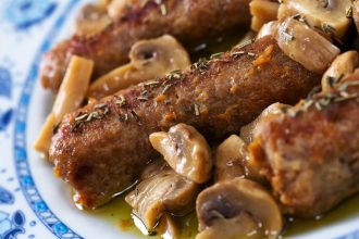 Λουκάνικα με μανιτάρια