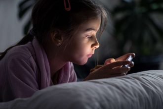 6 ώρες την ημέρα αφιερώνουν τα έφηβα κορίτσια στο κινητό τηλέφωνο