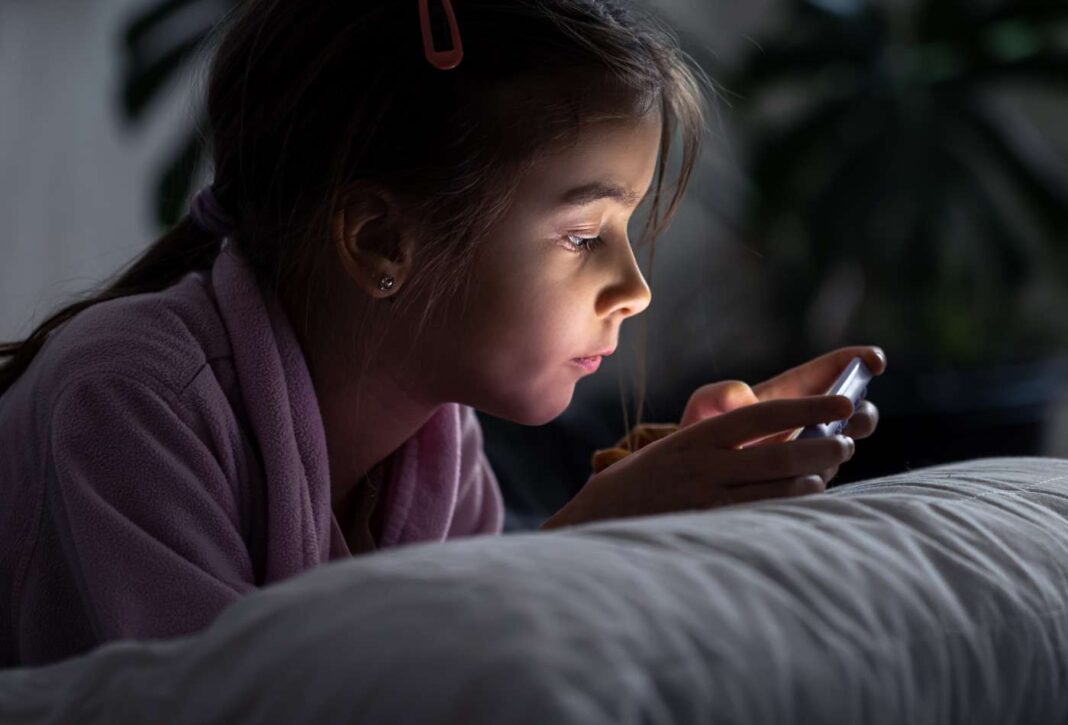 6 ώρες την ημέρα αφιερώνουν τα έφηβα κορίτσια στο κινητό τηλέφωνο
