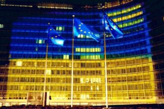 Στα χρώματα της Ουκρανίας "βάφτηκε" το κτίριο της Ευρωπαϊκής Επιτροπής