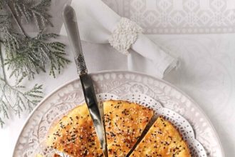 Εύκολη τυρόπιτα χωρίς φύλλο, με μυρωδικά και μαυροκούκι