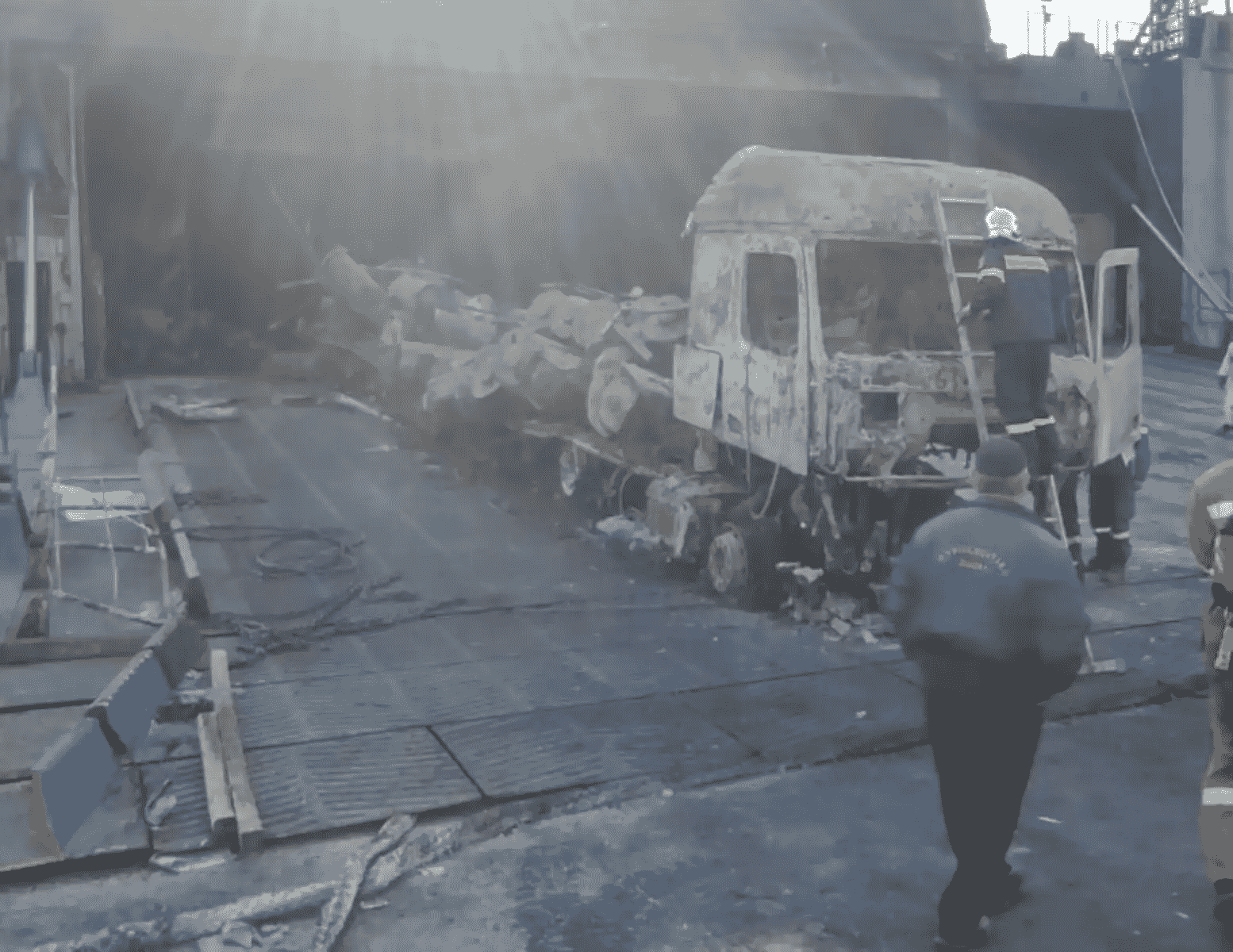 Euroferry Olympia: Μόνο με φιάλες οξυγόνου και ειδικές μάσκες η απομάκρυνση των καμένων οχημάτων