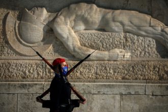 Η φωτογραφία του εύζωνα με μάσκα που κάνει τον γύρο του κόσμου