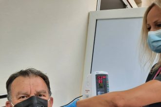 Οι Πατρινοί έχουν χιούμορ... όταν εμβολιάζονται! ΦΩΤΟ