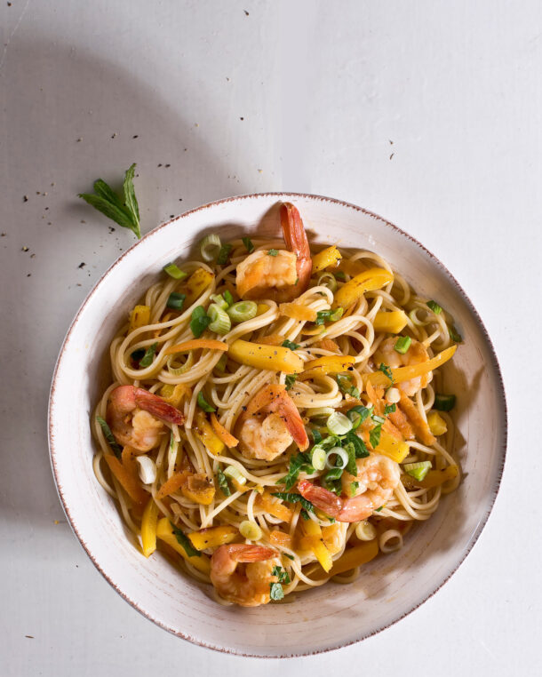 Εξωτικό σπαγγέτι με γαρίδες, μυρωδικά, μάνγκο και σάλτσα εσπεριδοειδών