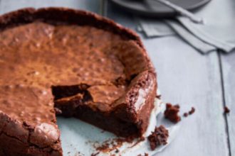 Εύκολη σοκολατόπιτα με 4 υλικά, ζουμερή και υγρή σαν σουφλέ σοκολάτας