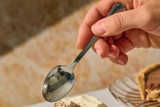 Εύκολη τάρτα παγωτό, με έτοιμο παγωτό και άλλα 3 υλικά