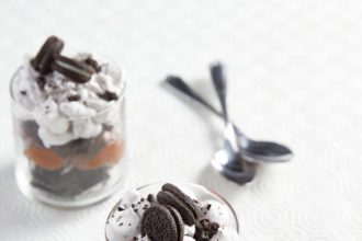Γλυκό με μπισκότα oreo σε ποτήρι