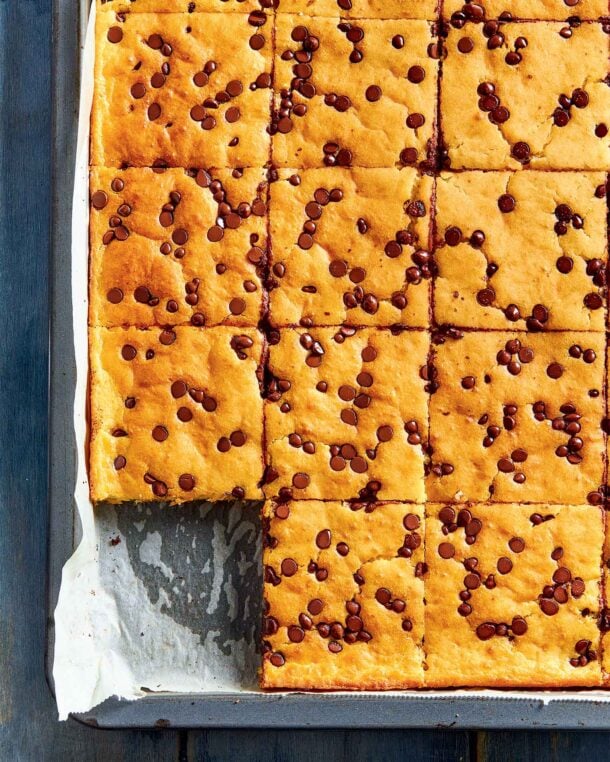 Εύκολο μεγάλο pancake, απλωτό στο ταψί, με σταγόνες σοκολάτας