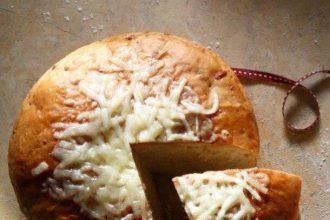 Εύκολο ψωμί γεμιστό με γραβιέρα