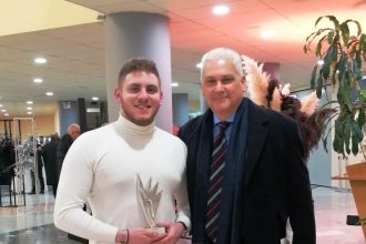 Στα «Πρόσωπα της χρονιάς» ο Φωκίων Ζαΐμης βράβευσε τον φοιτητή που επιβίωσε και έσωσε ανθρώπινες ζωές στα Τέμπη