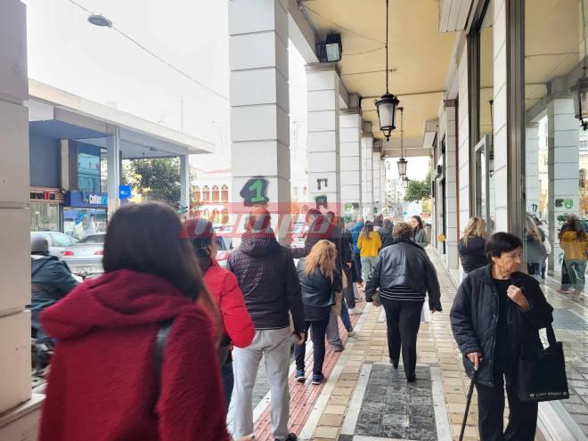 Πάτρα: Απίστευτες ουρές στα φαρμακεία για τεστ covid και αντιικα φάρμακα - ΦΩΤΟ