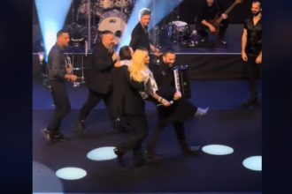 Έβγαλαν την Άννα Βίσση σηκωτή από τη σκηνή οι συνεργάτες της και δεν φαντάζεσαι γιατί