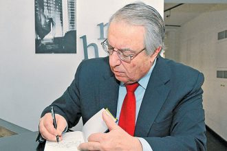 Μπαμπινιώτης ξανά κατά του «Click away»