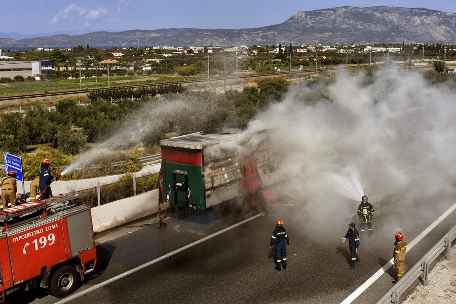 Φωτιά σε εν κινήσει φορτηγό στην Αθηνών - Πατρών (ΒΙΝΤΕΟ)