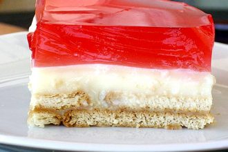 Γλυκό ψυγείου με ζελέ, κρέμα και μπισκότα