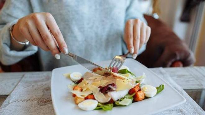O λόγος που δεν πρέπει να τρως το φαγητό σου κρύο