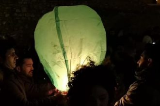 Ναύπακτος: Δεκάδες φαναράκια των ευχών πλημμύρισαν τον ουρανό! ΒΙΝΤΕΟ