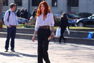 Φαρδιά παντελόνια: Οι top συνδυασμοί για το καλοκαίρι