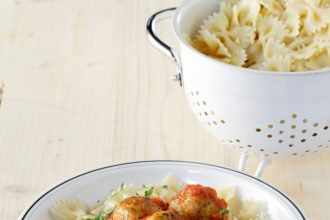 Φαρφάλες με κεφτέδες κοτόπουλου