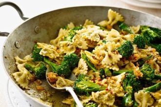 Φιογκάκια ολικής με μπρόκολο και κουκουναρόσπορο