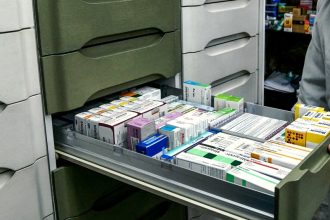Οι Έλληνες επιμένουν να στοκάρουν αντιβιοτικά στο σπίτι - Η αυτοθεραπεία «τρέφει» τα ανθεκτικά μικρόβια