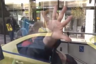 Γιατί ηλικιωμένη έριξε μούντζα σε κάμερα